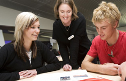 Studenti al lavoro con un'insegnante